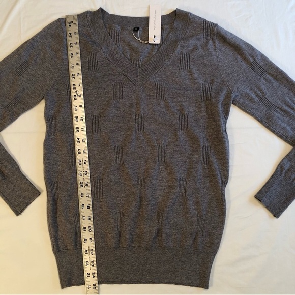 NWT Arach & Cloz Gray Lightweight V-Neck Ribbed Sweater Size M - Picture 5 of 7